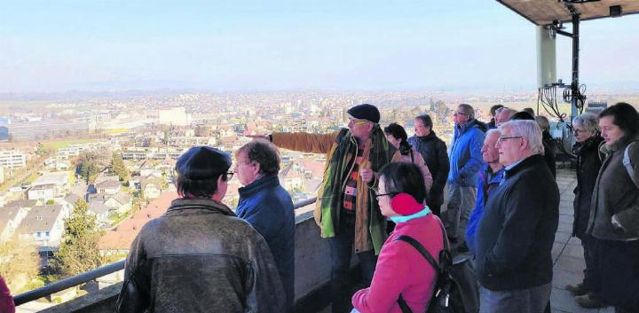 André Keusch (Mitte) erklärt den Teilnehmenden die wichtigsten Veränderungen im Villmerger Ortsbild. Bild: chh