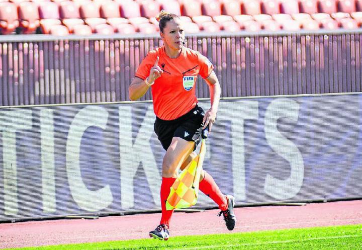 Belinda Pierre-Brem im Zürcher Letzigrund als Schiedsrichterassistentin beim Play-off-Final der Women’s Super League zwischen dem Grasshopper-Club Zürich und den Frauen der Young Boys. Im Letzigrund ist sie aktuell auch als «Giant Screen Supervisor» im Einsatz. Im Dezember 2026 wird sie ihre Schiedsrichterkarriere beenden. Bild: SFV, Agash Modchanathan