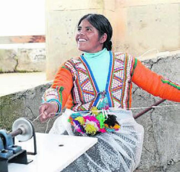 Eine Peruanerin arbeitet an traditioneller Dekoration aus dem südamerikanischen Land. Bild: zg