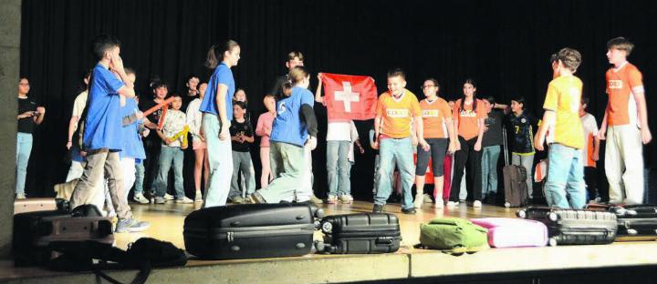 Fussball wird auch in der Zukunft gespielt und dank der Befreiung der Schweizer Goalies gewinnt dann auch die Nationalmannschaft. Zumindest auf der Theaterbühne. Bilder: vaw