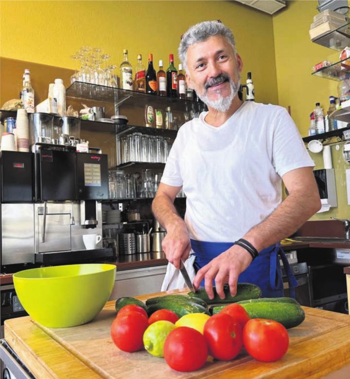 Sein Lokal und sein Essen sind beliebt. Doch: Vegano-Chef Turac Aslan will zügeln. Bild: spr