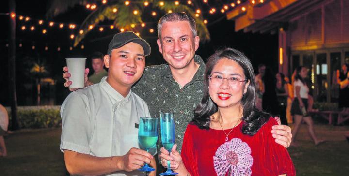 Der Dottiker Claudio Schibli (Mitte) kümmert sich als Hoteldirektor um die Wünsche seiner Gäste. Er hat in Vietnam sein zweites Zuhause gefunden. Bild: zg