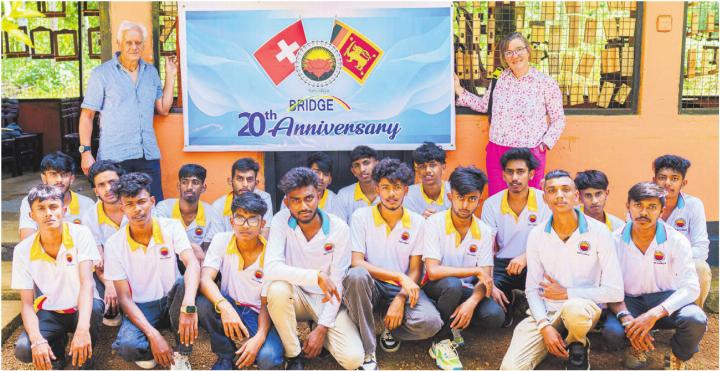 Reinhard Strickler und Franziska Schiltknecht strahlen mit den Absolventen des 20. Jahrgangs der Schreinerschule um die Wette. Bild: zg Reinhard Strickler und Franziska Schiltknecht strahlen mit den Absolventen des 20. Jahrgangs der Schreinerschule um die Wette. Bild: zg