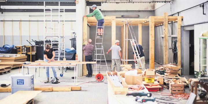 Die Ateliers sind gebaut. Dank dem Einsatz von vielen Freiwilligen: Isabelle Rippmann, Ruedi Zulauf, Rolf Keusch, Georg Merki, Stefan Hegi. Bild: Henry Schulz
