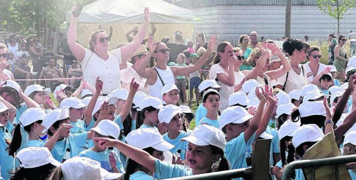 Beim Kinderkonzert von «Caroline und die Superhasen» erlebten die kleinsten Festbesucher und die Schülerschaft wunderbare Momente. Bild: Stefan Sprenger
