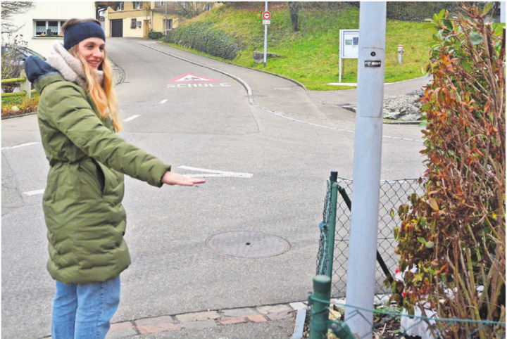 Gemeinderätin Seraina Siragna zeigt die Grösse eines Kindergartenkindes. An dieser Stelle sieht es weder den Verkehr, noch sieht umgekehrt der Verkehr das Kindergartenkind. Bild: Roger Wetli