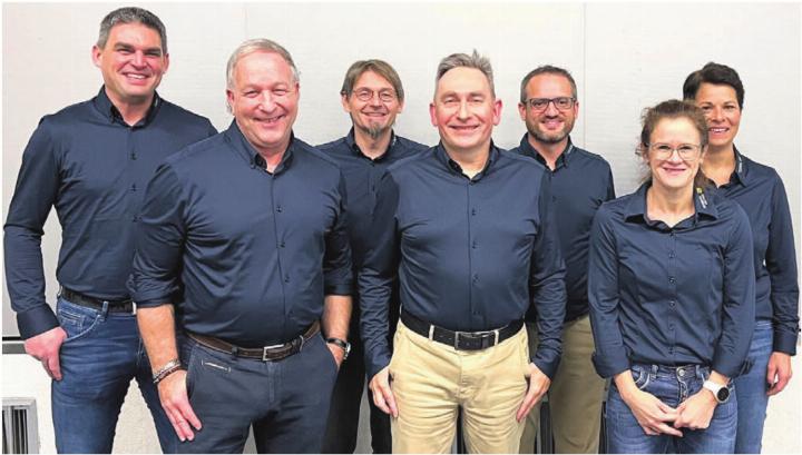 Die Gemeinderatsmitglieder von links: Christoph Bihr, Ralph Stampbach, Werner Trottmann (Gemeindeammann), Thomas Füglistaler (tritt Ende Jahr zurück) und Beat Gloor, zusammen mit Nicole Jenny (Gemeindeschreiberin) und Susanne Marti (stellvertretende Gemeindeschreiberin). Bild: Walter Minder Die Gemeinderatsmitglieder von links: Christoph Bihr, Ralph Stampbach, Werner Trottmann (Gemeindeammann), Thomas Füglistaler (tritt Ende Jahr zurück) und Beat Gloor, zusammen mit Nicole Jenny (Gemeindeschreiberin) und Susanne Marti (stellvertretende Gemeindeschreiberin). Bild: Walter Minder