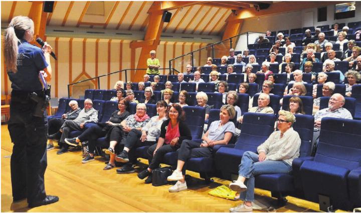 Nach dem Film richten die Zuschauerinnen und Zuschauer ihre Frage an die Fachfrau der Kapo-Kriminalprävention. Bilder: Thomas Stöckli