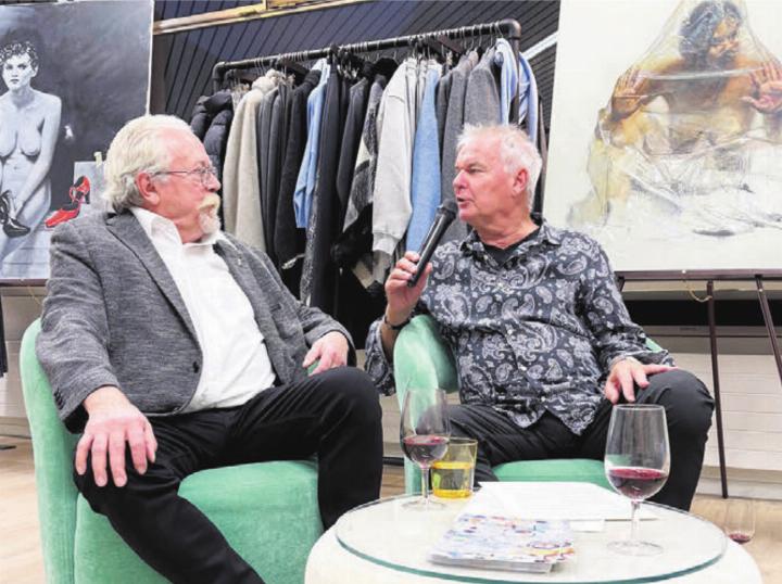 Anlässlich der Vernissage führte Journalist Jürgen Sahli (rechts) ein Gespräch mit dem Kunstschaffenden Christoph R. Aerni. Bilder: pd