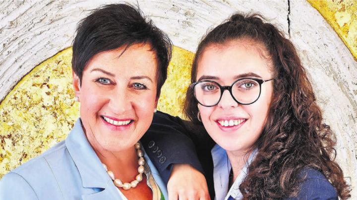 Karin Koch Sager, Geschäftsführerin und Inhaberin des Wohler Bestattungsinstituts Koch, und Tochter Simone Sager, 4. Generation. Bild: zvg