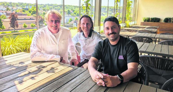 Die erfolgreichen Gastronomen Thomas Krebs, Bernhard Schuster und Federico Freiermuth (von links) wollen auch mit dem «Stadthof» durchstarten. «Der Ort, die Lage, die Terrasse – alles ein Traum.» Dennoch werde man die neue Aufgabe auch mit Demut und Respekt anpacken.
Bilder: Marco Huwyler