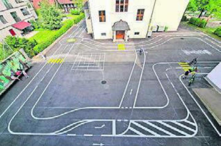 Verkehrsgarten auf dem Pausen- und Schulhausplatz. Bild: zg