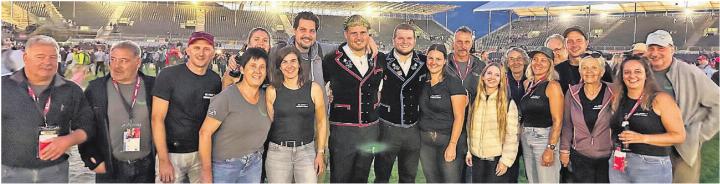 Grosses Umfeld, grosser Support. Joel Strebel mit Familie, Freundin, Freunden und Verwandten nach der Kranzübergabe am Sonntagabend am Eidgenössischen in Mollis. Bilder: Stefan Sprenger / zg