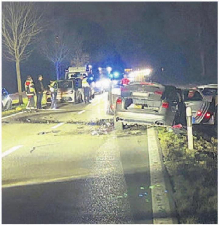 Durch die Wucht des Aufpralls wurden beide Fahrzeuge in die Wiese geschleudert. Bild: pz