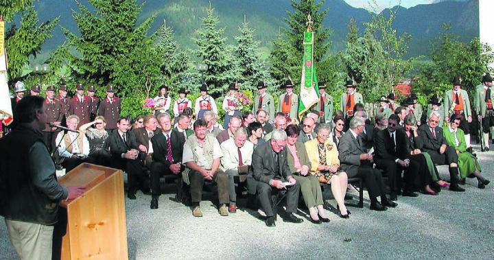 Die Umwandlung der Patenschaft zur Partnerschaft: Der offizielle Festakt mit Wohler Delegation fand in der Tiroler Gemeinde am 11. August 2001 statt.
Bilder: Archiv/pd