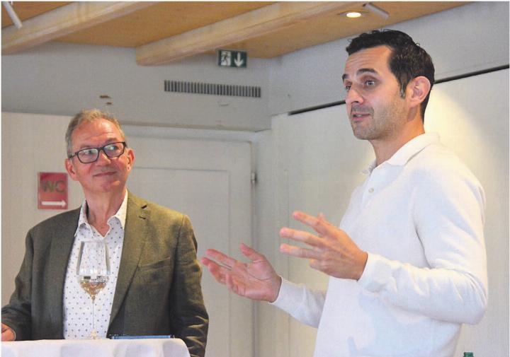 Fedayi San (rechts) nahm die Mitglieder des Clubs 50 des FC Muri und Moderator Wädi End mit in sein Leben als Spitzen-Schieds-
richter.
Bild: Annemarie Keusch