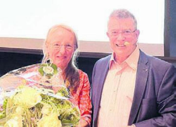 Präsident Paul Huwiler verabschiedete Vorstandsmitglied Monika Küng. Bild: wam