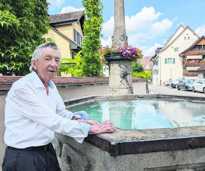 Der Schwarzschlossbrunnen als Symbol der Stetigkeit im Wandel und wichtige Begegnungsstätte der Unterstädter. Wenn Heinz Koch hier nebenan auf dem Bänkli Platz nimmt, kommen zwangsläufig ganz viele Erinnerungen hoch. Bilder: Marco Huwyler / zg