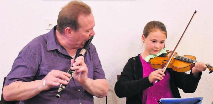 Skip Healy mit Tochter Abbygail verzaubern die Zuhörer mit ihrer Darbietung. Bilder: Monica Rast