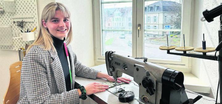Traum im Emanuel-Isler-Haus erfüllt: Fashiondesignerin Sarah Isler eröffnet ihr eigenes Modeatelier, hier kann sie ihr Mode-Label «Skarahl Fashion» weiter vorantreiben. Bild: Stefan Sprenger