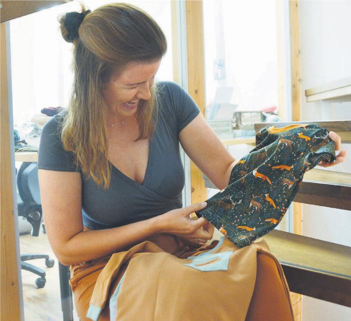 Natacha Küng zeigt einige ihrer Lieblingsstücke. Vor allem das Waldtier-Sujet hat es ihr angetan. Bild: Annemarie Keusch Natacha Küng zeigt einige ihrer Lieblingsstücke. Vor allem das Waldtier-Sujet hat es ihr angetan. Bild: Annemarie Keusch