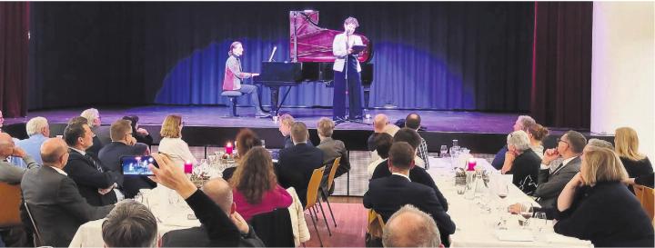 Vielseitig talentiert: Als Überraschungsgäste gaben die Einwohnerrätinnen Laura Pascolin (Klavier) und Julia Frischknecht (Gesang) ein kurzes Konzert mit Liedern aus der Gründerzeit des Einwohnerrates. Bilder: Chregi Hansen