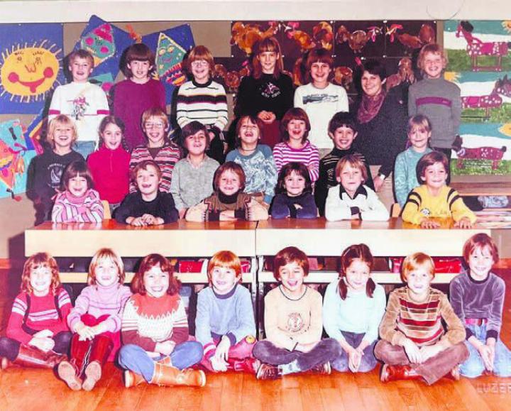 1. Reihe von unten links: Esther Stärker, Sonja Würsch, Brigitte Volante (Meyer), Philipp Döbeli, Marc Bucher, Caroline Hartmann, Adrian Koch, Sara Hofmann (Koch). 2. Reihe von links: Carmen Meyer, Ramon Pfister, Christoph Hofstetter, Morena Franco, Stefan Mathys, Thomas Zubler. 3. Reihe von links: Patrick Meyer, Fanny Andermatt, Philipp Meyer; Franci Estevao, Enza, Daniela Frutiger (Zumbrunnen), Nabil Atoui, Miriam Stohler. 4. Reihe von links: Andre Bachmann, Susanne Meyer, Barbara Nyfeller, Susanne Ganz (Romang), Tanja Zürcher, Frau Rosenberg, Markus Stäger. Bilder: zg