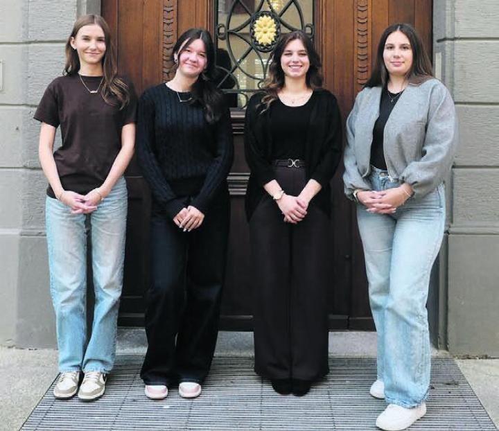 Alina Steuble und Anina Loretan (beide erstes Lehrjahr), Rilana De Odorico (zweites Lehrjahr) und Olivia Schönbächler (drittes Lehrjahr) übernehmen die Verantwortung (von links). Letztere beide haben auch den Pressetext für den «BBA» in Eigenregie verfasst. Bild: zg