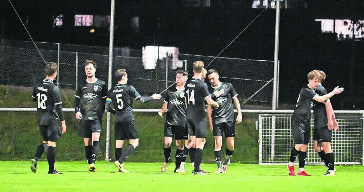 Viel Grund, sich abzuklatschen und gemeinsam zu feiern, gab es diese Saison beim FC Niederwil nicht. Das Team hat in 20 Spielen erst fünf Siege geholt. Kann es im Derby das halbe Dutzend voll machen? Bilder: zg/Archiv