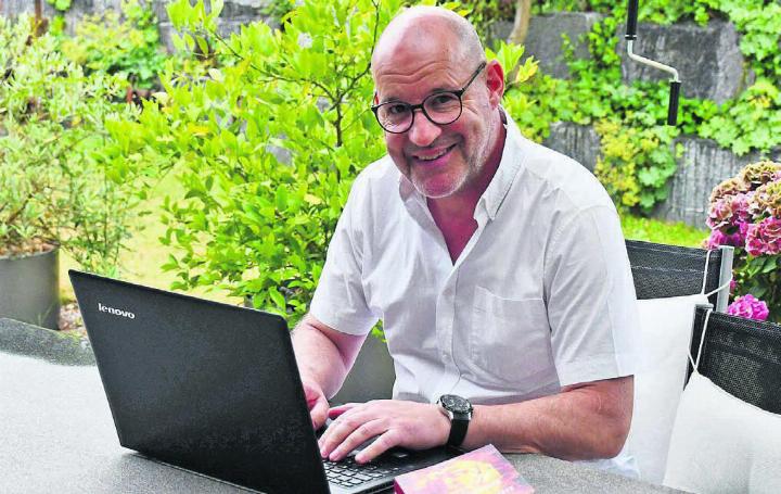 Roland Näf schreibt, wo es ihm gerade gefällt. Manchmal auch im Garten. Bild: Monica Rast