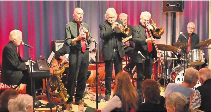 Die Herb Miller Jazz Band in Aktion mit (v. l.): Herb Müller, Heinz Gysin (verdeckt), Jürg Morgenthaler, Markus Hächler, Rolf Eichenberger, John Service, Daniel Hofmann. Bild: zg