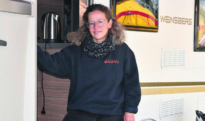 Wegen Platzmangel im grossen Unterkunftswagen der Mitarbeitenden hat Sonja Räber ihr eigenes kleines Reich auf dem Circus-Monti-Gelände während der aktuellen Saison. Bilder: Monica Rast