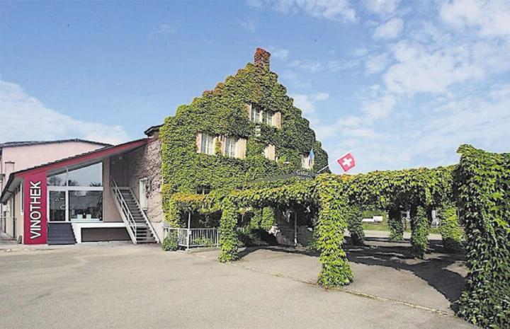 Die markante Treppengiebelfront – Symbol für die Nauer Weine AG in Bremgarten. Bild: zg