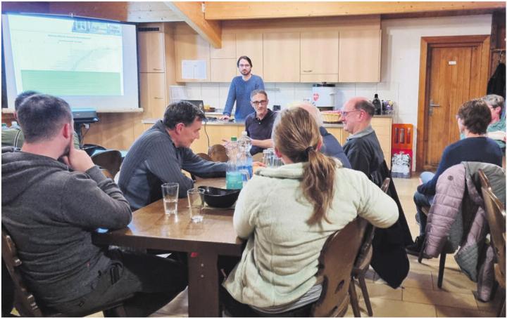 Gemeinderat Christian Bel, Bildmitte, stehend, und Vizeammann Alex Lötscher, Mitte, sitzend, informierten umfassend und holten die Meinungen der Anwesenden ab. Bild: Verena Anna Wigger Gemeinderat Christian Bel, Bildmitte, stehend, und Vizeammann Alex Lötscher, Mitte, sitzend, informierten umfassend und holten die Meinungen der Anwesenden ab. Bild: Verena Anna Wigger