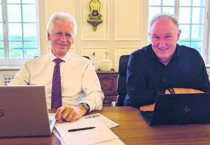 Stadtammann Raymond Tellenbach (l.) und Stadtschreiber Beat Neuenschwander erklären im Vorfeld der «Gmeind» die Hintergründe der geplanten Pensenanpassungen in Bremgartens Stadtrat. Bild: Marco Huwyler