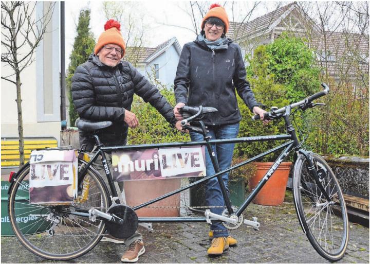 Das Tandem ist Kult, die orangen Mützen ebenfalls – und ihr Muri-Live auch: Markus Bohren und Paula Loher-Staubli.