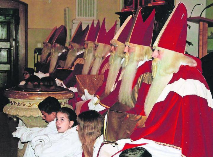 Acht Samichläuse sind jeweils in Hägglingen unterwegs. Viele von ihnen leisten schon seit etlichen Jahren ihren Dienst. Bilder: zg/Archiv