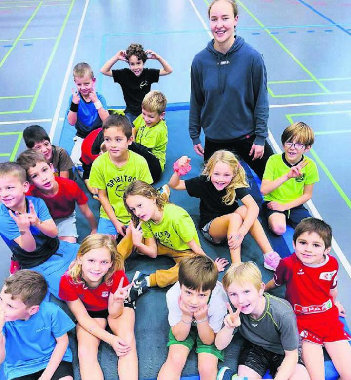 Ein Besuch beim Kinderhandball in der Hofmattenhalle. Vor wenigen Jahren war sie selbst noch im Nachwuchs von Handball Wohlen. Heute ist Seraina Kuratli Torhüterin in der NLA und der A-Nati. Bild: Stefan Sprenger