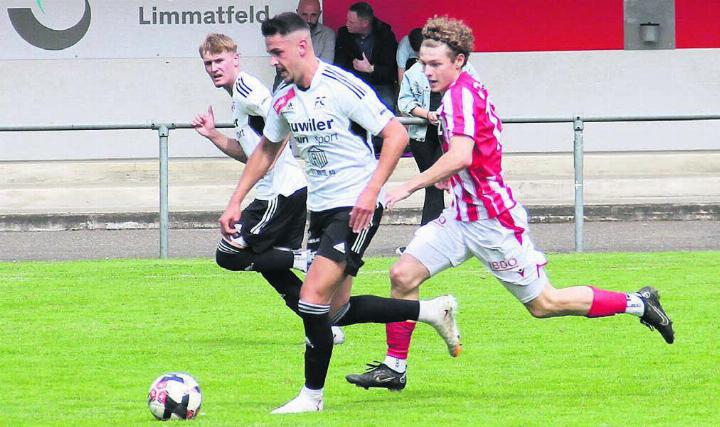 Belmin Mrkonja (Mitte) und Tom Singenberger (links) im Vorwärtsgang für den FC Muri. An der Niederlage in Dietikon konnten sie nichts ändern. Mrkonja wird den Verein zur kommenden Saison verlassen. Bild: pf