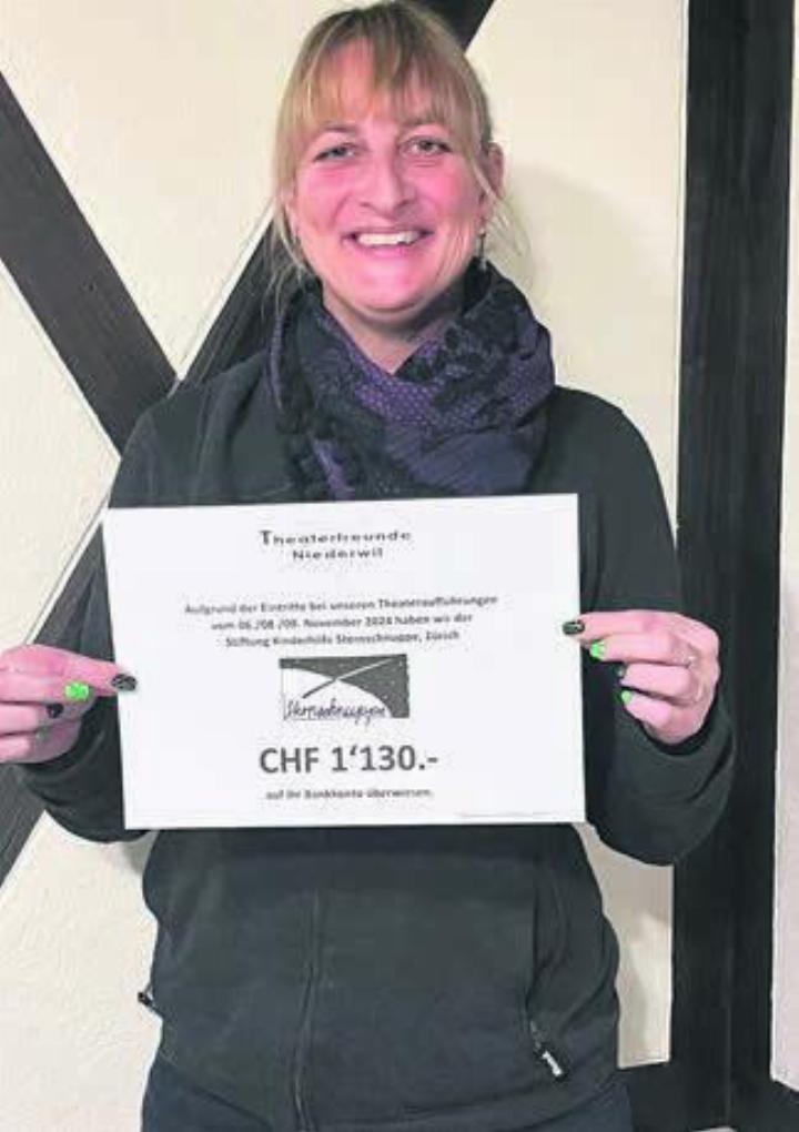 Sabine Notter, Vorstandsmitglied der Theaterfreunde Niederwil, mit dem überreichten Scheck. Bild: zg Sabine Notter, Vorstandsmitglied der Theaterfreunde Niederwil, mit dem überreichten Scheck. Bild: zg