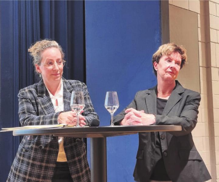 Regula Marthaler und Marlies Laubacher, von links, politisieren laut eigenen Angaben für die Sache. Das hat zu ihrem gemeinsamen Flyer geführt.