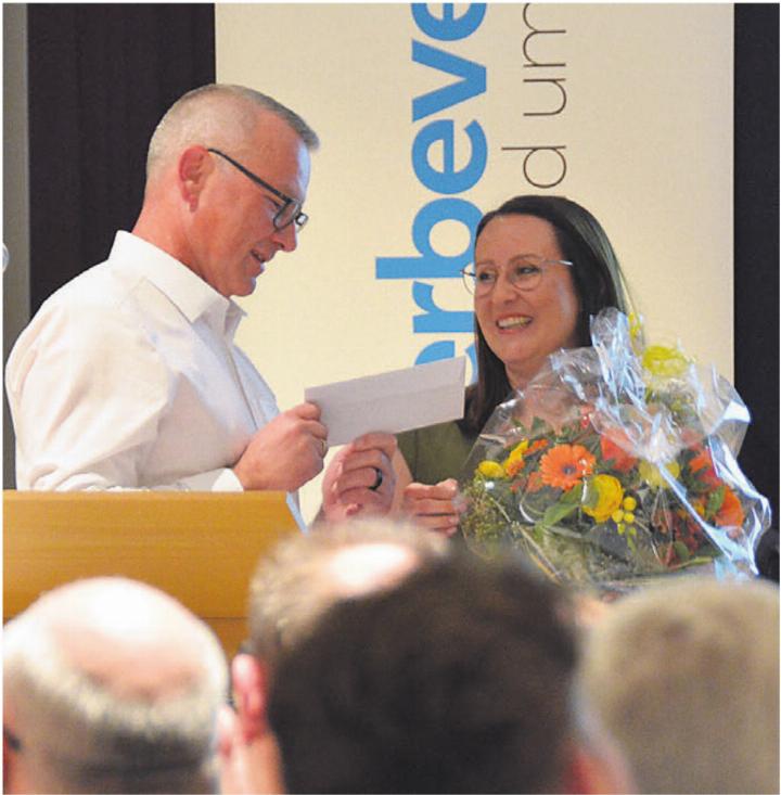 Präsident Urs Beyeler verabschiedet Stefanie Stöckli-Joho aus dem Vorstand und Marcel Laubacher, der zwölf Jahre lang den Altersheimausflug organisierte.
Bilder: Annemarie Keusch Präsident Urs Beyeler verabschiedet Stefanie Stöckli-Joho aus dem Vorstand und Marcel Laubacher, der zwölf Jahre lang den Altersheimausflug organisierte.
Bilder: Annemarie Keusch