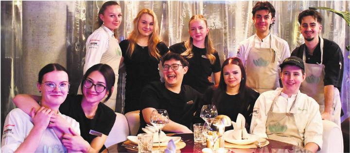 Dieses Team aus Lernenden ist am Abend für die Küche und den Service zuständig. Mit grossem Engagement und Herzblut für jedes Detail meistern sie ihre Aufgabe im Lernendenrestaurant. Bilder: Monica Rast Dieses Team aus Lernenden ist am Abend für die Küche und den Service zuständig. Mit grossem Engagement und Herzblut für jedes Detail meistern sie ihre Aufgabe im Lernendenrestaurant. Bilder: Monica Rast