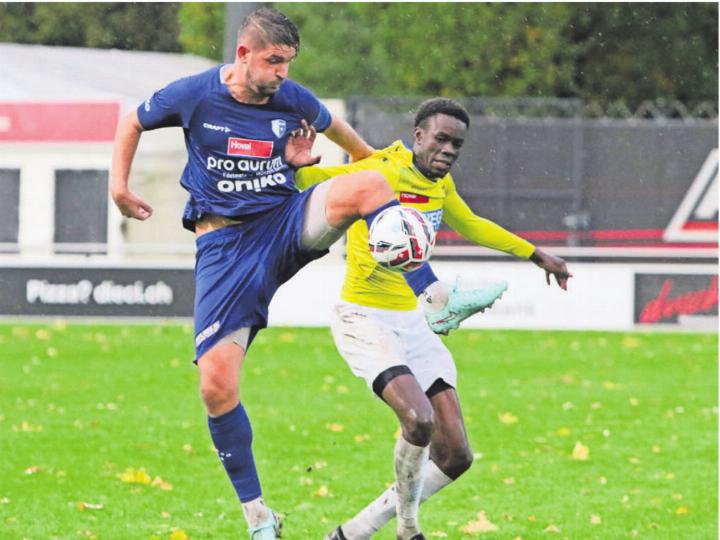 Alt-Internationale unter sich: Wohlens Alban Pnishi (links), der früher für Kosovos Nationalteam gespielt hat, im Duell mit Langenthals Georgino M’Vondo Ze, der einige Länderspiele für Zentralafrika absolviert hat. Bild: Josip Lasic