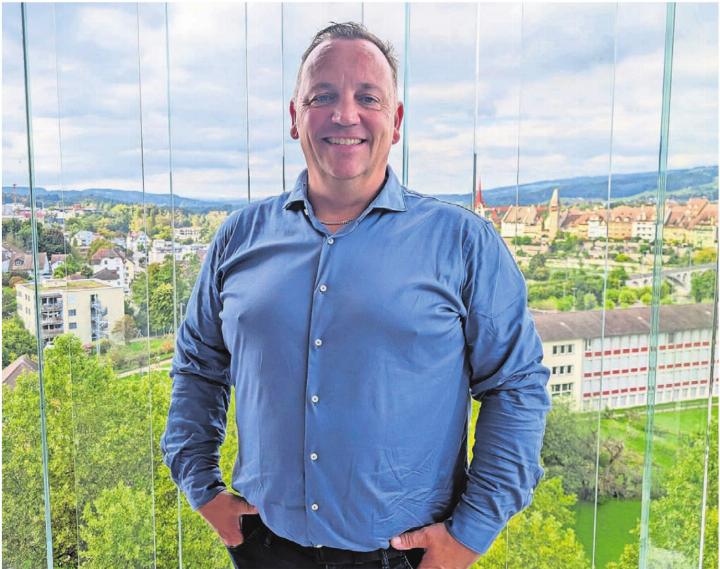 Stephan Troxler am Tag der Wahl vor seinem Bremgarten. Der Parteilose will ein Stadtammann für alle sein. Für das Amt hat er seine langjährige Laufbahn bei der Stadtpolizei Zürich beendet. Bild: huy/Archiv