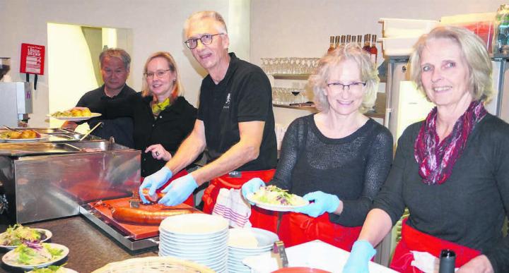 Hier wird angerichtet (von rechts: Priska Schindler, Manuela Wüthrich, Erich Schindler, Trix Oswald, Tashi Dorji): Salat büscheln, Treberwurst schneiden, mit viel Stadtberger Marc flambieren, Lauchgemüse und gepflegte Bouillonkartoffeln dazu. Bild: Hans Rechsteiner Hier wird angerichtet (von rechts: Priska Schindler, Manuela Wüthrich, Erich Schindler, Trix Oswald, Tashi Dorji): Salat büscheln, Treberwurst schneiden, mit viel Stadtberger Marc flambieren, Lauchgemüse und gepflegte Bouillonkartoffeln dazu. Bild: Hans Rechsteiner