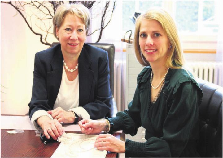 Sie teilen sich die Leidenschaft für Perlen und Schmuckdesigns. Elisabeth Käppeli (links) übergibt das Perlenatelier im Park an Andrea Dörig. Bild: Monica Rast