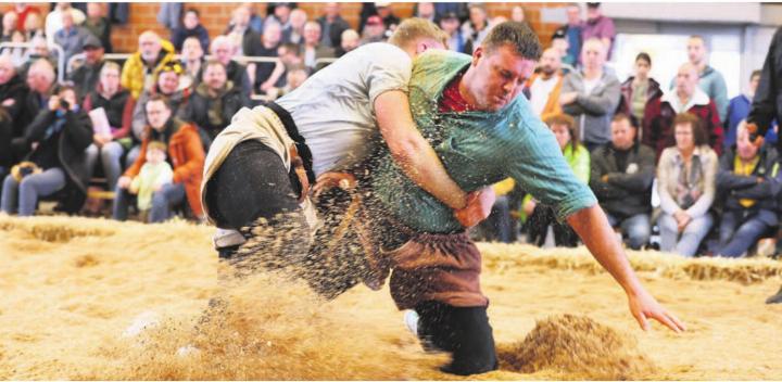 Bis auf den 2. Gang gegen Marius Frank darf Joel Strebel (rechts) von einem gelungenen Start reden. Bild: Pal