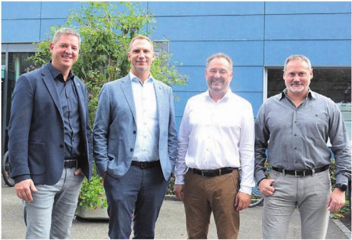 René Schmidli, Daniel Füglistaler, Renato Sanvido und Fabian Lupp (v. l.) freuen sich vor Ort über die Wiederwahl, Ueli Lütolf tut das in den Ferien.
