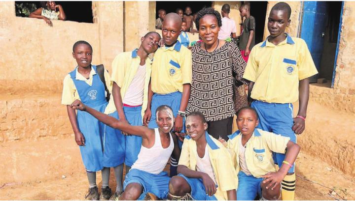 Bei ihrem Aufenthalt in Uganda besucht Harriet Suter auch immer einige Schulen vor Ort. Bilder: Monica Rast / zg